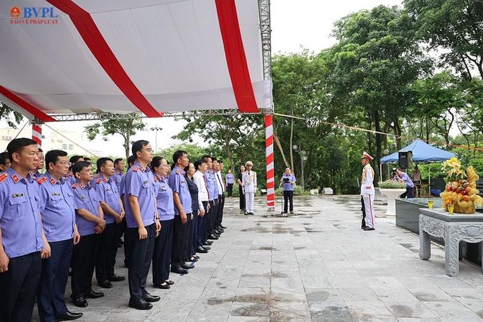  Các đại biểu tại Tượng đài chuẩn bị dâng hương.