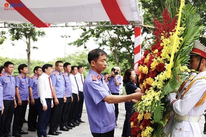  Đoàn đại biểu dâng hoa.