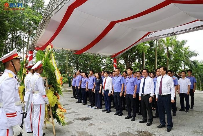  Các đại biểu trước Tượng đài đồng chí Hoàng Quốc Việt.