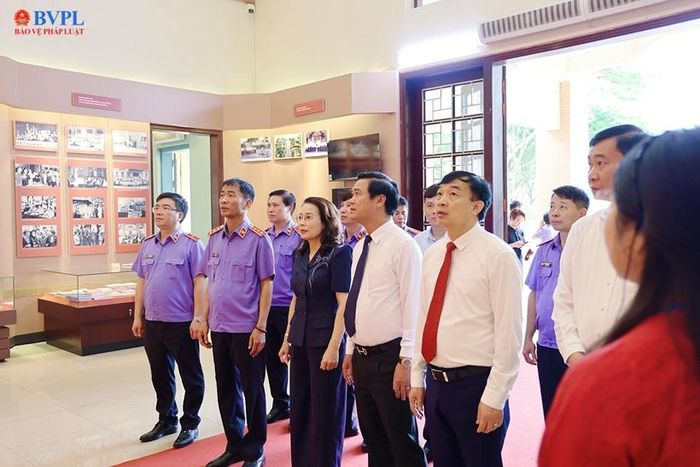 Đại biểu tham quan nhà lưu niệm đồng chí Hoàng Quốc Việt.