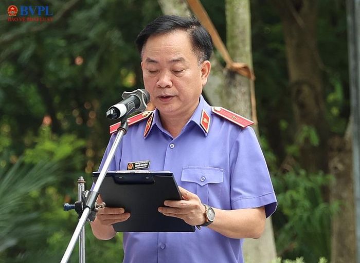  Đồng chí Nguyễn Như Hùng, Phó Bí thư chuyên trách Đảng ủy VKSND tối cao đọc chúc văn tưởng nhớ đồng chí Hoàng Quốc Việt.