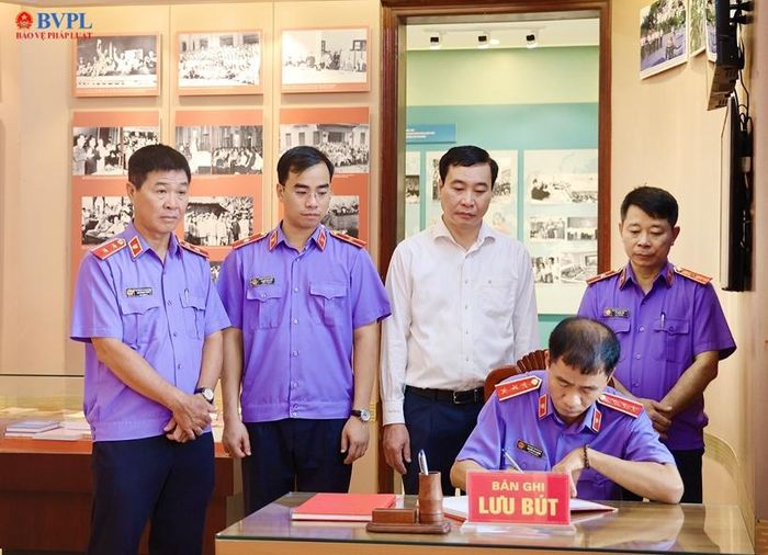 Phó Viện trưởng VKSND tối cao Nguyễn Duy Giảng ghi lưu bút trong Sổ lưu niệm tại Nhà trưng bày thân thế, sự nghiệp đồng chí Hoàng Quốc Việt.. 