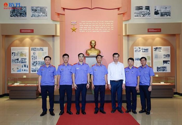 Lãnh đạo VKSND tối cao chụp ảnh lưu niệm cùng các đại biểu tại Nhà trưng bày thân thế, sự nghiệp của đồng chí Hoàng Quốc Việt.