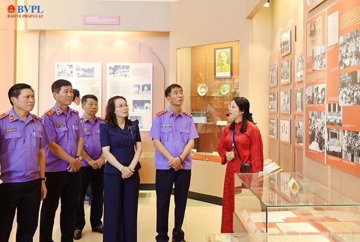 Đồng chí Nguyễn Duy Giảng, Phó Viện trưởng VKSND tối cao và đồng chí Nguyễn Thị Hương, Phó Bí thư Thường trực Tỉnh ủy, Trưởng đoàn Đại biểu Quốc hội tỉnh Bắc Ninh cùng các đại biểu tham quan nhà lưu niệm đồng chí Hoàng Quốc Việt. 
