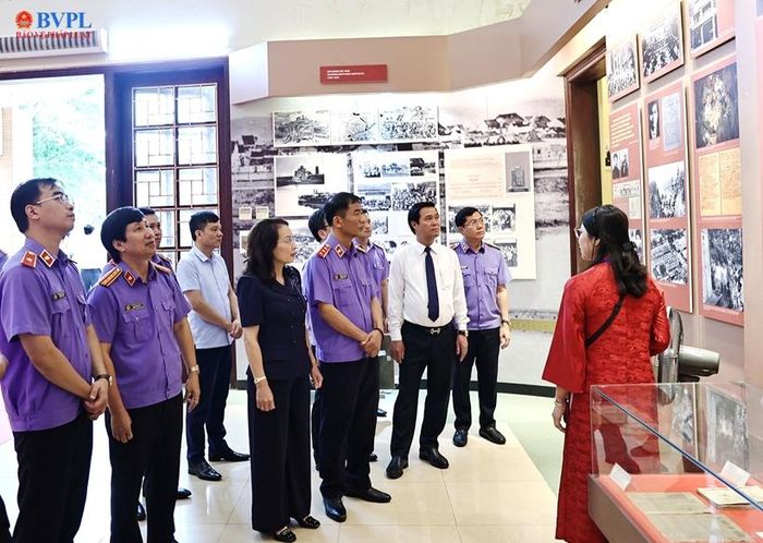  Đại biểu tham quan nhà lưu niệm đồng chí Hoàng Quốc Việt. 
