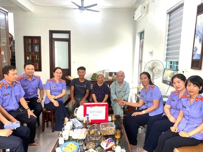 Đồng chí Đỗ Thị Huyền Tâm, Viện trưởng cùng tập thể lãnh đạo, Kiểm sát viên VKSND khu vực 4 thăm hỏi gia đình thương binh.