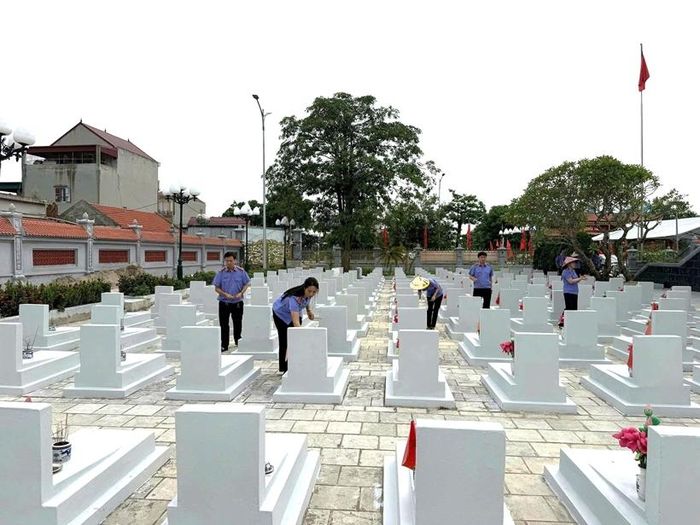 Hình ảnh tập thể Lãnh đạo, cán bộ, công chức VKSND khu vực 4 dâng hoa, thắp hương tại nghĩa trang liệt sỹ xã Yên Khánh và xã Phát Diệm.
