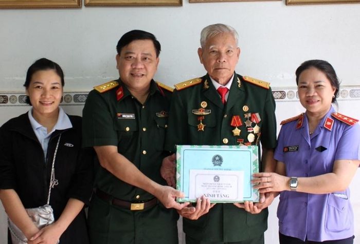  Đại diện lãnh đạo các cơ quan thăm hỏi sức khỏe và trao quà tri ân các gia đình chính sách trên địa bàn tỉnh Gia Lai.