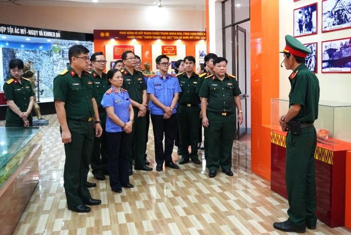  Đoàn công tác tham quan, tìm hiểu các tư liệu, hiện vật lịch sử tại Nhà truyền thống Lực lượng vũ trang tỉnh Gia Lai.