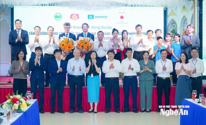 Các đại biểu chụp ảnh lưu niệm. Ảnh: TL