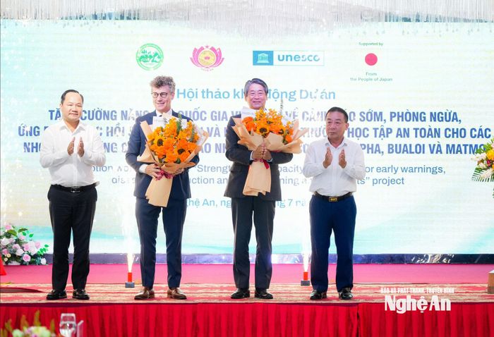 Lãnh đạo tỉnh Nghệ An tặng hoa cảm ơn Đại sứ Đặc mệnh Toàn quyền Nhật Bản tại Việt Nam và Trưởng đại diện UNESCO tại Việt Nam. Ảnh: TL