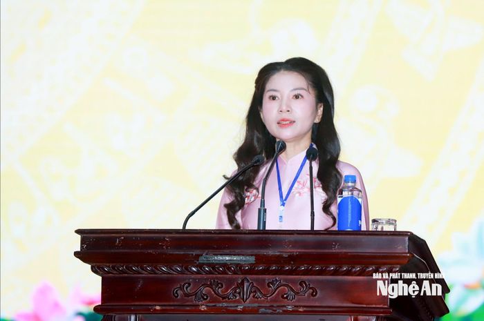 Đồng chí Nguyễn Lương Hồng - Chủ tịch Hội Chữ thập đỏ tỉnh trình bày báo cáo công tác Hội và phong trào Chữ thập đỏ nhiệm kỳ 2022 - 2026; phương hướng hoạt động nhiệm kỳ 2026 - 2031. Ảnh: Thành Duy