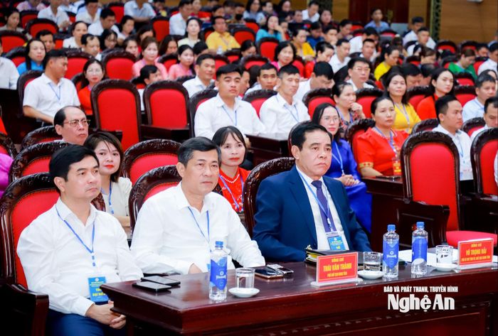 Các đồng chí lãnh đạo tỉnh và các đại biểu dự đại hội. Ảnh: Thành Duy