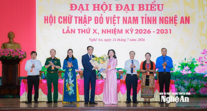 Đoàn Chủ tịch Đại hội tặng hoa chúc mừng đồng chí Võ Trọng Hải - Phó Bí thư Tỉnh ủy, Chủ tịch UBND tỉnh làm Chủ tịch Danh dự Hội Chữ thập đỏ tỉnh Nghệ An khóa X, nhiệm kỳ 2026-2031. Ảnh: Thành Duy