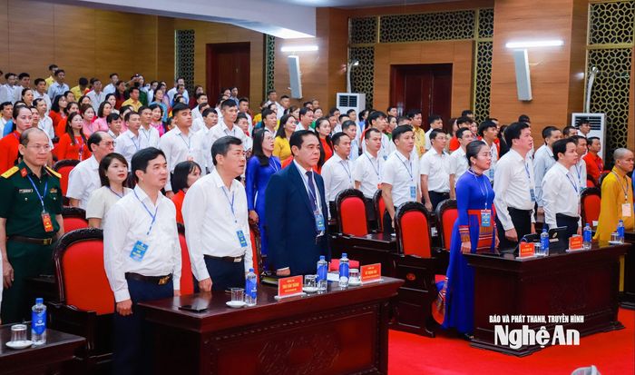 Các đại biểu thực hiện nghi lễ chào cờ Tổ quốc. Ảnh: Thành Duy