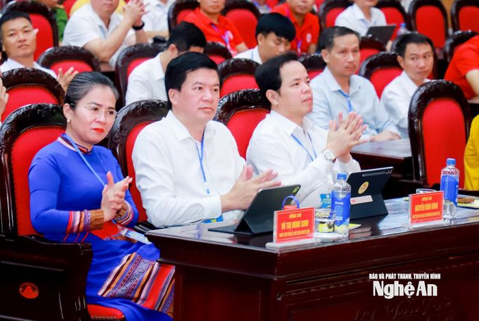 Các đồng chí lãnh đạo tỉnh và các đại biểu dự đại hội. Ảnh: Thành Duy