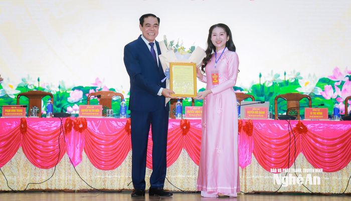 Đồng chí Nguyễn Lương Hồng - Chủ tịch Hội Chữ thập đỏ tỉnh trao Thư của Trung ương Hội Chữ thập đỏ Việt Nam chúc mừng đồng chí Võ Trọng Hải - Phó Bí thư Tỉnh ủy, Chủ tịch UBND tỉnh làm Chủ tịch Danh dự Hội Chữ thập đỏ tỉnh Nghệ An khóa X, nhiệm kỳ 2026-2031. Ảnh: Thành Duy