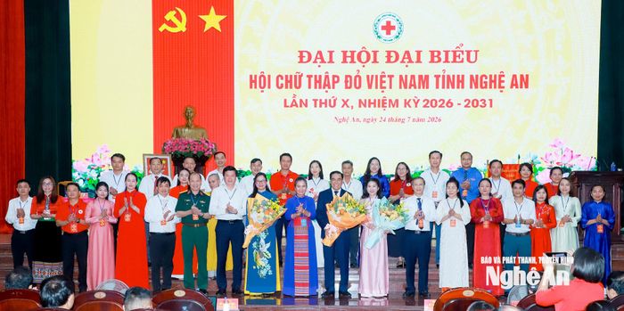 Các đồng chí trong Thường trực, Ban Thường vụ Tỉnh ủy tặng hoa chúc mừng Ban Chấp hành Hội Chữ thập đỏ tỉnh Nghệ An khóa X. Ảnh: Thành Duy