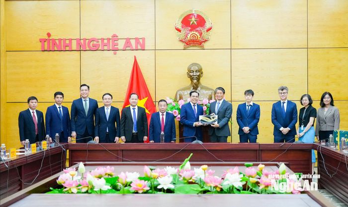 Ngài Ito Naoki - Đại sứ Đặc mệnh toàn quyền Nhật Bản tại Việt Nam tặng quà lưu niệm cho lãnh đạo tỉnh. Ảnh: TL