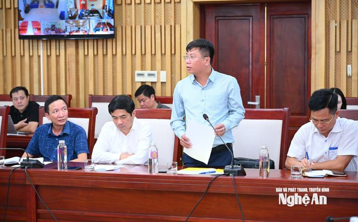 Chủ tịch UBND xã Nhôn Mai báo cáo một số khó khăn, vướng mắc trong quá trình thực hiện dự án. Ảnh: Thành Cường