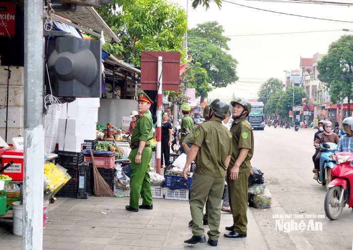 Phường Tây Hiếu ra quân giải tỏa hành lang trong ngày 23/7. Ảnh: P.V