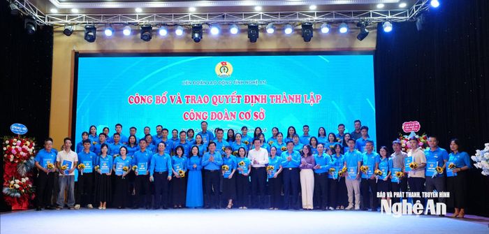 Các đồng chí lãnh đạo trao quyết định, tặng hoa chúc mừng 70 tổ chức công đoàn cơ sở. Ảnh: Mai Hương