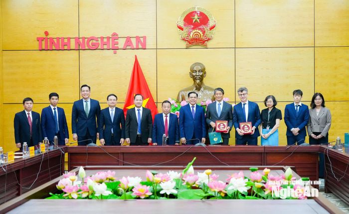 Lãnh đạo tỉnh Nghệ An tặng quà lưu niệm cho đoàn công tác. Ảnh: TL