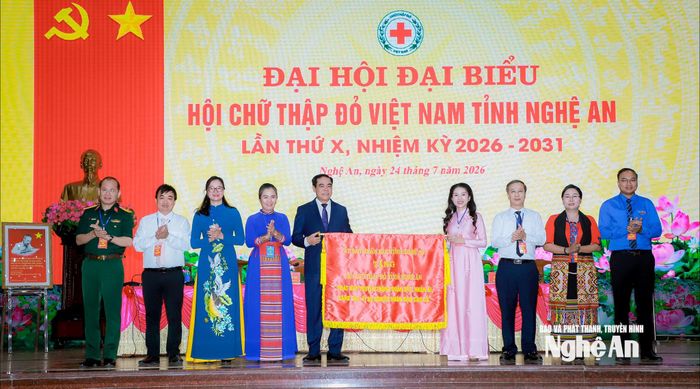Các đồng chí: Võ Trọng Hải - Phó Bí thư Tỉnh ủy, Chủ tịch UBND tỉnh; Võ Thị Minh Sinh - Phó Bí thư Tỉnh ủy, Chủ tịch Ủy ban MTTQ Việt Nam tỉnh trao bức trướng của UBND tỉnh tặng Hội Chữ thập đỏ tỉnh. Ảnh: Thành Duy