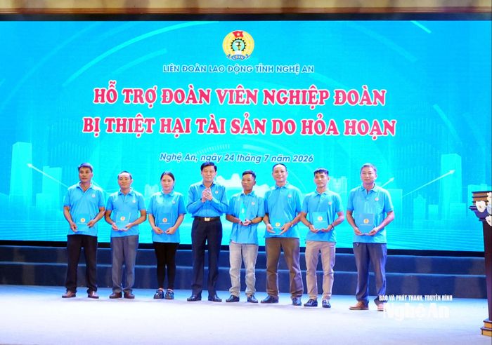 Liên đoàn Lao động tỉnh trao quà hỗ trợ đoàn viên, người lao động thuộc Nghiệp đoàn cơ sở Hoa cây cảnh phường Vinh Phú bị thiệt hại do hỏa hoạn. Ảnh: Mai Hương