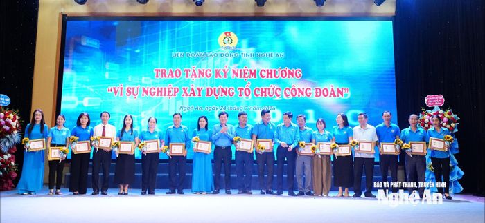 Đồng chí Nguyễn Xuân Hùng - Phó Chủ tịch Tổng Liên đoàn Lao động Việt Nam trao kỷ niệm chương "Vì sự nghiệp xây dựng tổ chức Công đoàn". Ảnh: Mai Hương