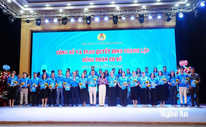 Đồng chí Nguyễn Thị Thơm - Phó Trưởng ban Tuyên giáo và Dân vận Tỉnh ủy và đồng chí Nguyễn Chí Công - Phó Chủ tịch Liên đoàn Lao động tỉnh trao quyết định, tặng hoa chúc mừng các công đoàn cơ sở. Ảnh: Mai Hương