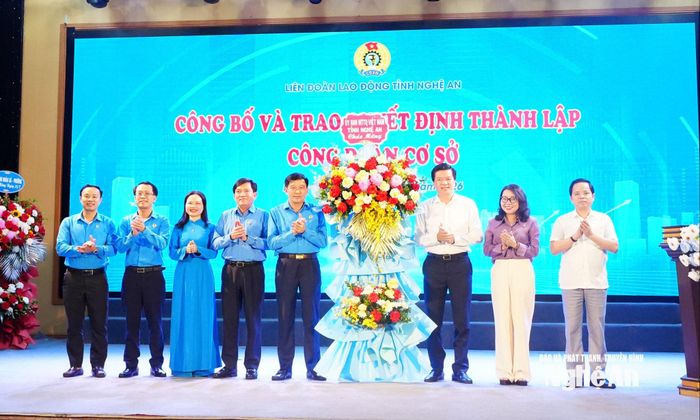 Lãnh đạo Ủy ban MTTQ Việt Nam tỉnh tặng hoa chúc mừng kỷ niệm 97 năm Ngày thành lập Công đoàn Việt Nam (28/7/1929 - 28/7/2026). Ảnh: Mai Hương