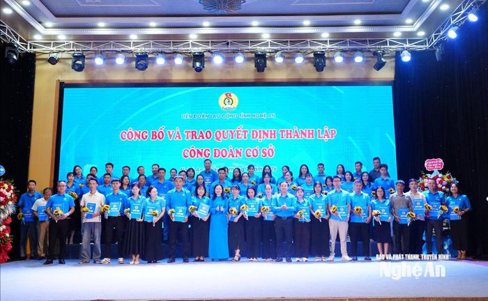 Các đồng chí Phó Chủ tịch Liên đoàn Lao động tỉnh Cao Nguyên Hùng và Phan Thị Trang trao quyết định, tặng hoa chúc mừng các công đoàn đoàn cơ sở. Ảnh: Mai Hương