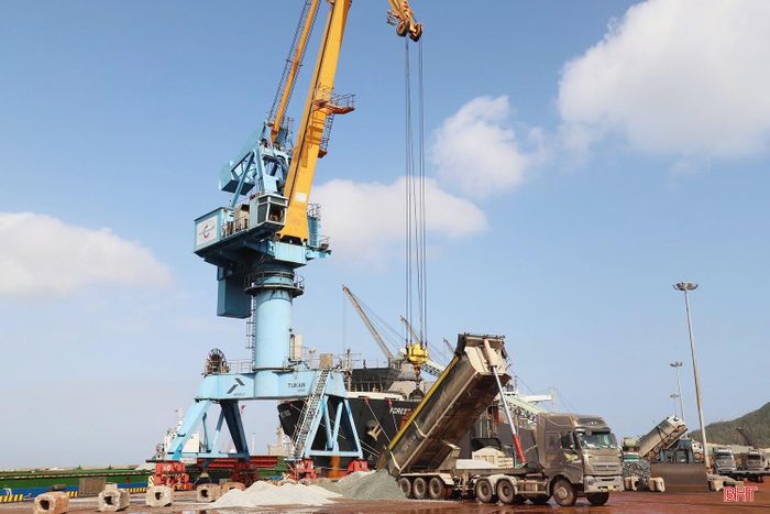 6 tháng năm 2026, sản lượng hàng hóa qua cảng Công ty CP Cảng quốc tế Lào - Việt đạt gần 3 triệu tấn.