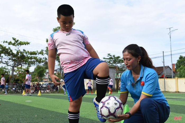 Nhận thấy nhiều học sinh yêu thích bóng đá nhưng thiếu môi trường rèn luyện bài bản, đầu năm 2024 chị quyết định thành lập CLB Bóng đá Trường Tiểu học Cẩm Thạch.