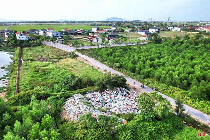 Giải quyết lượng rác bên trong bãi tập kết đang là "bài toán" chưa có lời giải.