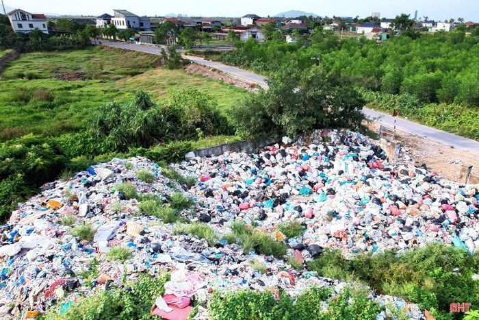 Bãi tập kết rác tại thôn Nam Xuân nằm gần khu dân cư và chỉ cách các trường học trên địa bàn từ 500 m đến 1 km.
