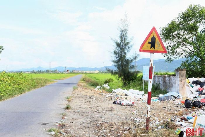 Sau khi có phản ánh, lượng rác tràn ra bên ngoài đã được thu gom, xử lý tạm thời.