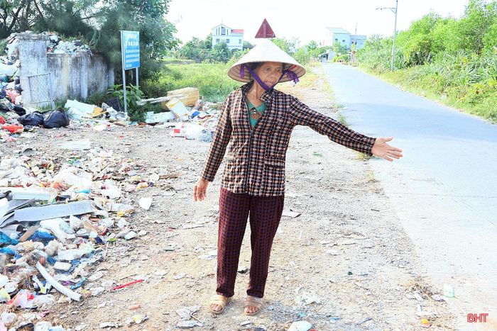Theo bà Huấn, việc thu gom lượng rác tràn ra bên ngoài chỉ là giải pháp tình thế, trong khi khối lượng rác tồn đọng bên trong bãi tập kết vẫn chưa được xử lý triệt để.