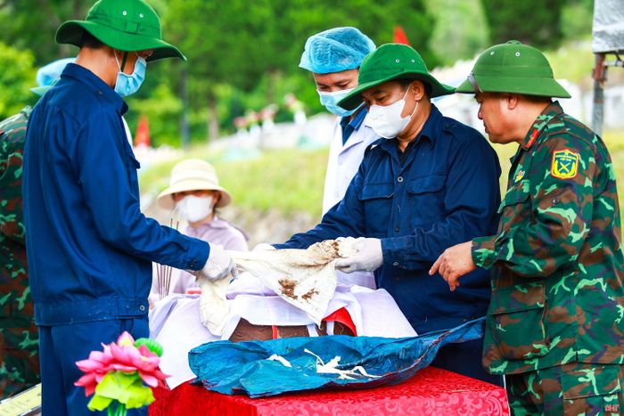 Các cán bộ Ban Chỉ đạo 515 tỉnh thận trọng kiểm tra từng hài cốt sau khi khai quật.