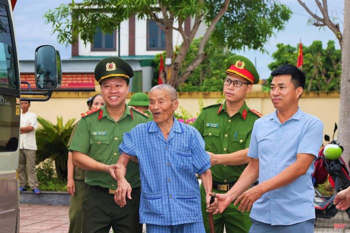 Các thân nhân liệt sĩ được cấp ủy, chính quyền địa phương và lực lượng chức năng hỗ trợ tối đa trong suốt quá trình lấy mẫu ADN.