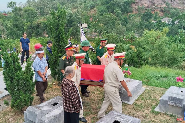 Sau 46 năm an nghỉ tại Nghĩa trang Liệt sĩ TP Hồ Chí Minh, hài cốt liệt sĩ Hà Huy Lâm được gia đình đón về quê nhà, an táng tại Nghĩa trang Liệt sĩ Nầm (xã Tứ Mỹ).