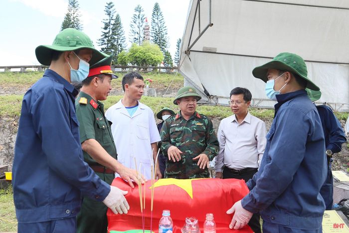 Lãnh đạo Bộ CHQS tỉnh và Sở Nội vụ Hà Tĩnh trực tiếp kiểm tra công tác khai quật, thu nhận mẫu sinh phẩm hài cốt liệt sĩ tại Nghĩa trang Liệt sĩ Nầm.