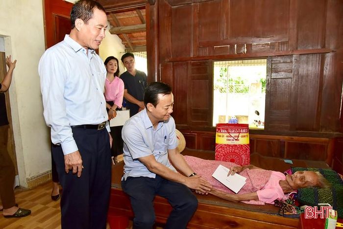 ... và thăm, tặng quà bà Nguyễn Thị Út - thân nhân liệt sĩ (thôn Đông Vĩnh, xã Trường Lưu).