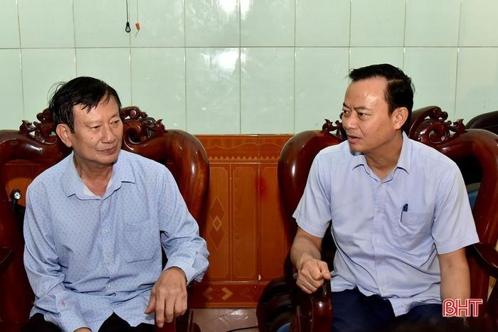 Đồng chí Hà Văn Hùng ân cần hỏi thăm về sức khỏe, tình hình đời sống của gia đình ông Trần Hải Quyết.