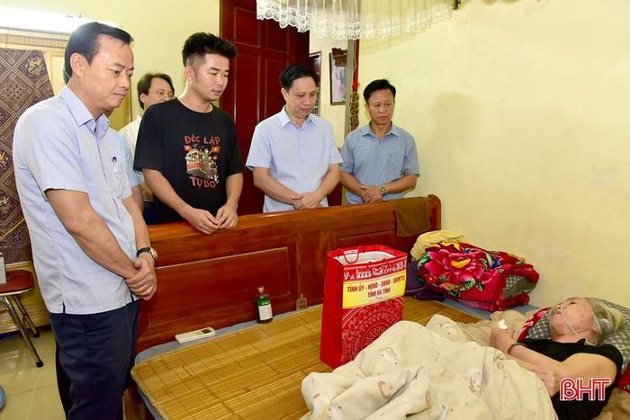 Tiếp đó, Trưởng ban Tuyên giáo và Dân vận Tỉnh ủy đã đến thăm, tặng quà bà Hồ Thị Minh - thương binh 4/4 (TDP 1 Nam Hồng, phường Nam Hồng Lĩnh).