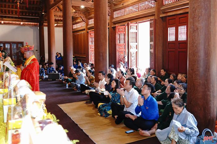 Trong không khí trang nghiêm, thành kính, các đại biểu bày tỏ lòng biết ơn sâu sắc trước sự hy sinh anh dũng của 10 nữ TNXP đã ngã xuống khi tuổi đời còn rất trẻ, góp phần làm nên huyền thoại Ngã ba Đồng Lộc.