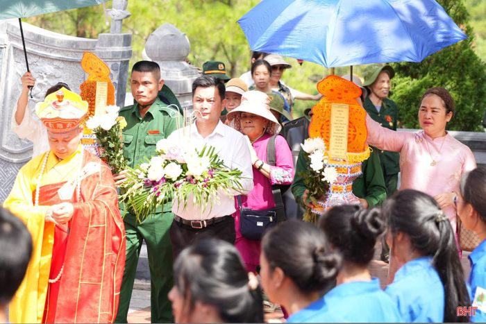 Buổi lễ thu hút đông đảo cựu TNXP, thân nhân liệt sĩ và người dân.