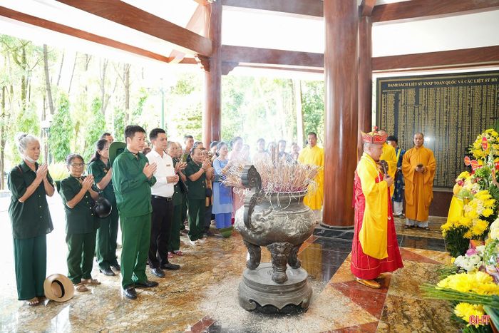 Lễ tưởng niệm 10 nữ TNXP hy sinh tại chiến trường Đồng Lộc được tổ chức trang trọng.