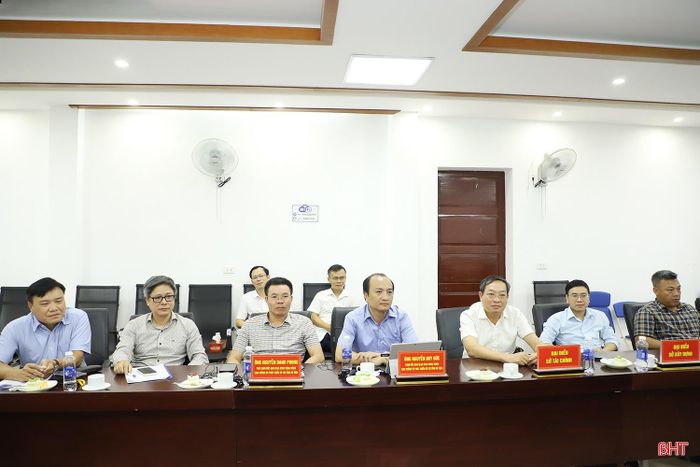 Đại biểu Bộ Tài chính, Ban QLDA đầu tư xây dựng công trình giao thông và phát triển đô thị tỉnh và các sở, ngành Hà Tĩnh.